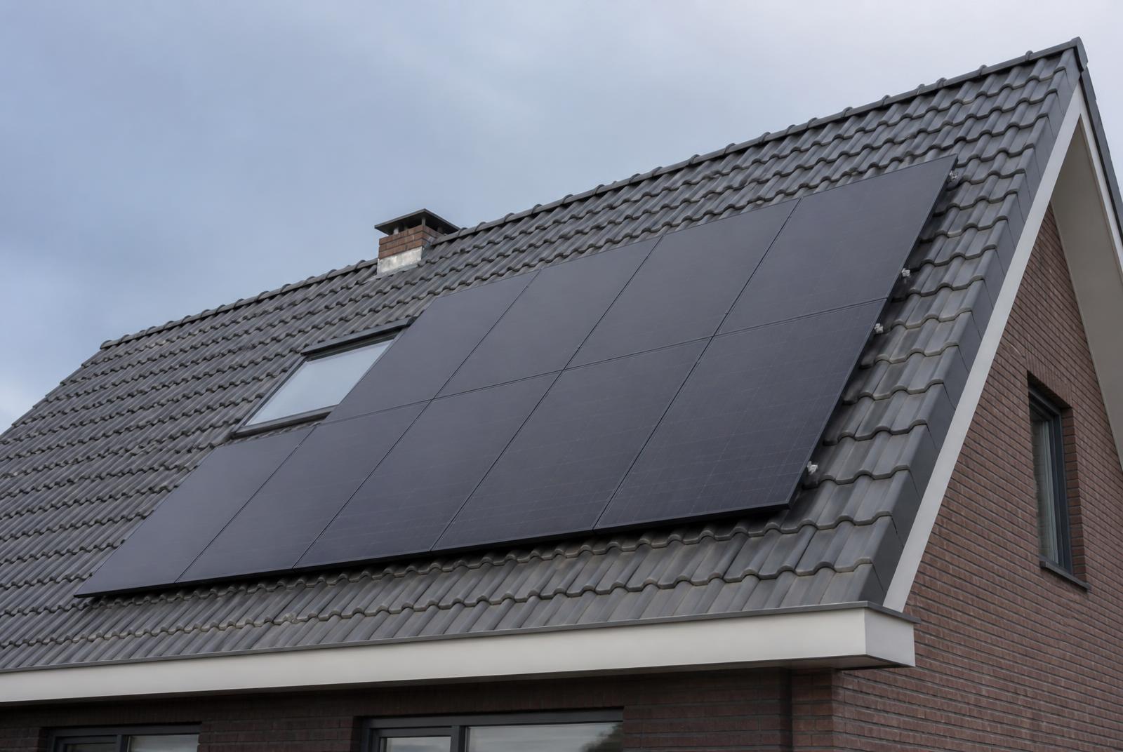 Zonnepanelen gemonteerd op hellend dak in Schouwen-Duiveland