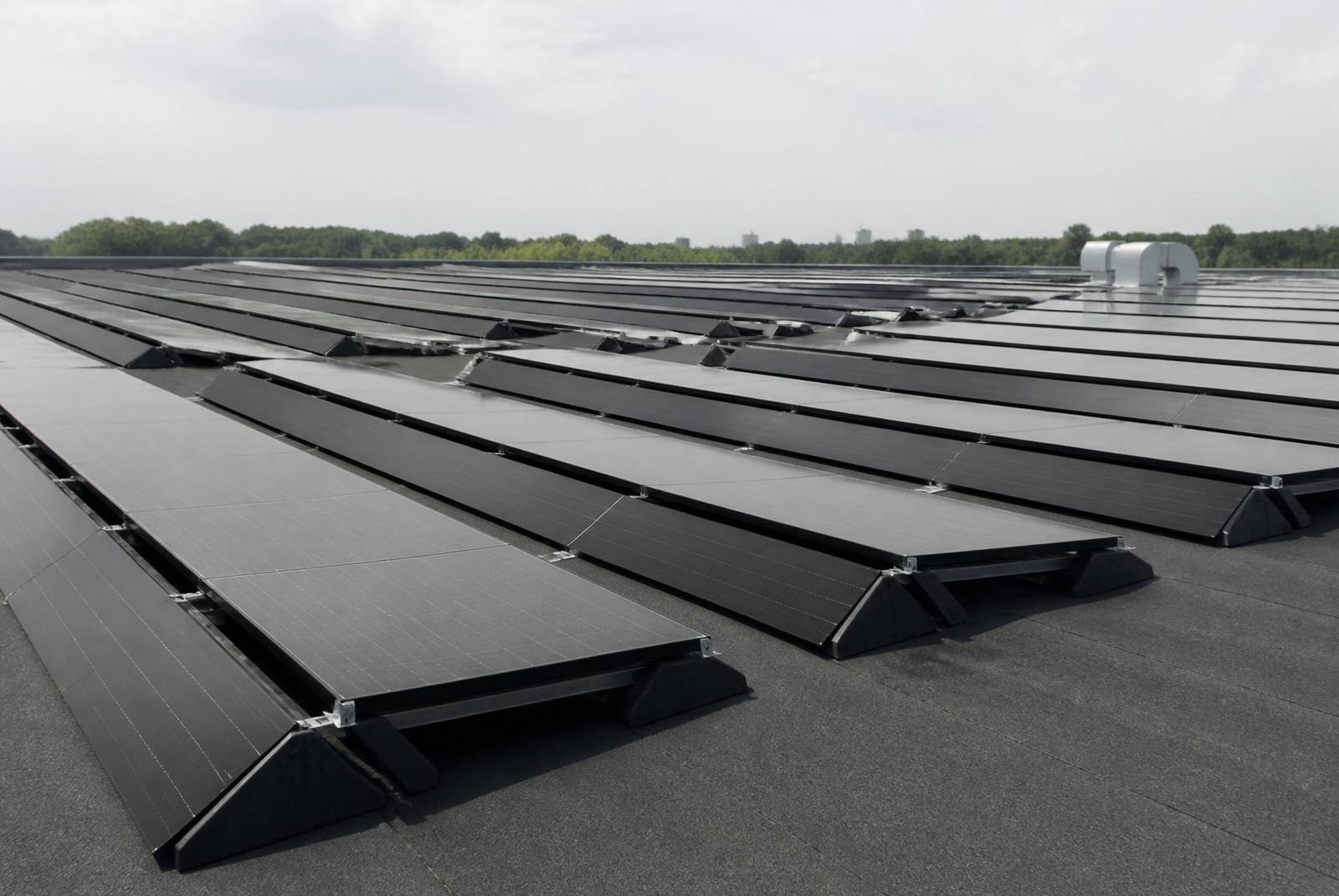 Zonnepanelen op plat dak in Zeeland